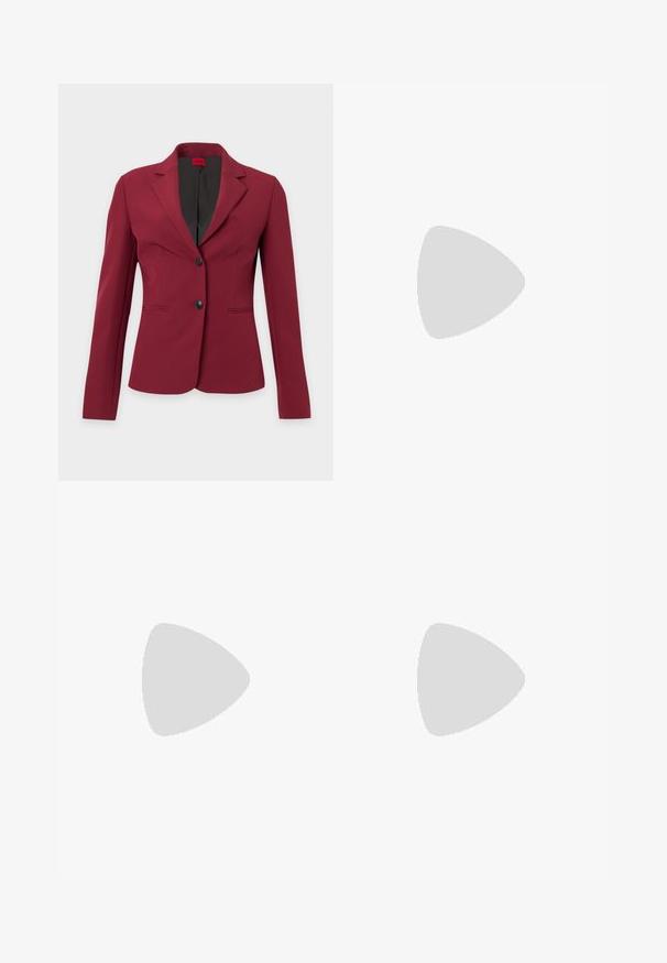 Blazer bordeaux pour femme sur mesure avec revers crantés, deux boutons noirs et poches avant passepoilées sur fond neutre.; Haut côtelé à manches courtes de couleur beige clair. Confectionné dans un matériau doux avec une coupe ajustée. Encolure ronde simple et texture lisse.; Pantalon slim fit rouge foncé à devant plat et jambes droites, présenté sur un fond blanc uni.; Chaussure slingback en cuir noir à bout pointu avec un talon bloc haut et une doublure intérieure beige sur un fond clair uni.