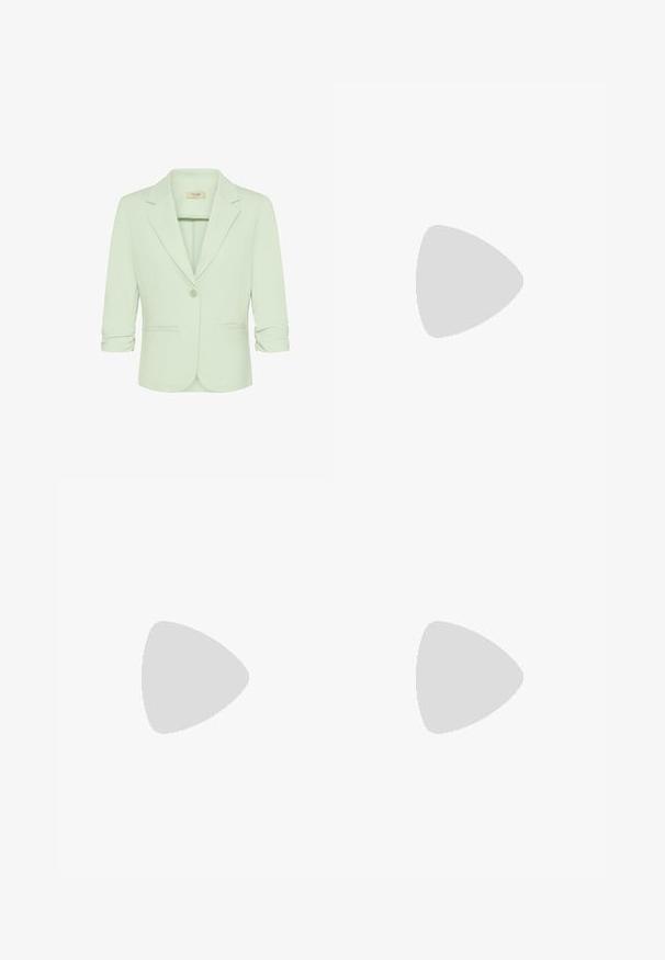 Blazer vert clair cintré avec revers crantés, fermeture à un bouton, manches trois-quarts froncées et poches passepoilées à l'avant.; Blouse rose clair à manches longues avec col, patte de boutonnage cachée et poignets ajustés, présentée sur un fond clair uni.; Pantalons large rose clair en tissu lisse, avec une fermeture à bouton à l'avant, deux poches latérales et une silhouette ajustée.; Mocassins en cuir blanc à semelle plate, avec un détail de boucle en ton doré et une finition lisse. Design classique aux lignes simples.