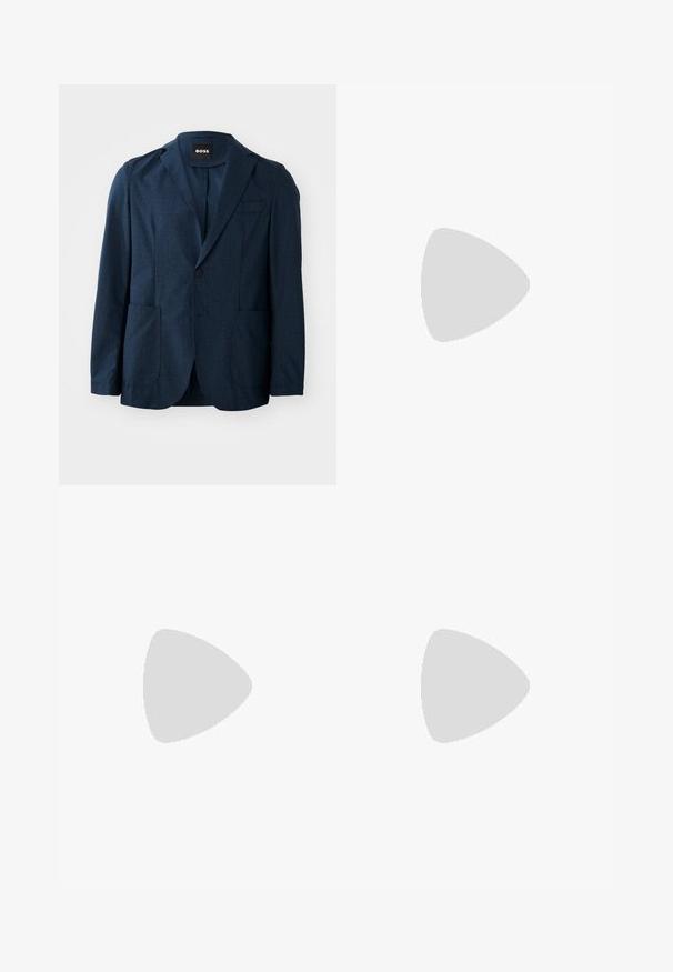 Námořnicky modrý blazer s texturovanou tkaninou, dvěma předními kapsami, jedním knoflíkovým zapínáním a klopovými límci. Značka je viditelná uvnitř límce.; Tmavomodrý rolák vyrobený z jemne pletenej látky, s dlhými rukávmi a priliehavým, vysokým výstrihom. Bez viditeľných vzorov alebo akcentov.; Čierne nohavice strednej dĺžky s elastickým pásom. Vyrobené z hladkej látky, s pohodlným strihom a bez viditeľných vreciek alebo ozdôb.; Čierny kožený pánsky mokasín s prešitím moc toe, penny remienkom, textúrovaným golierom a nízkym vrstveným podpätkom na bielom pozadí.