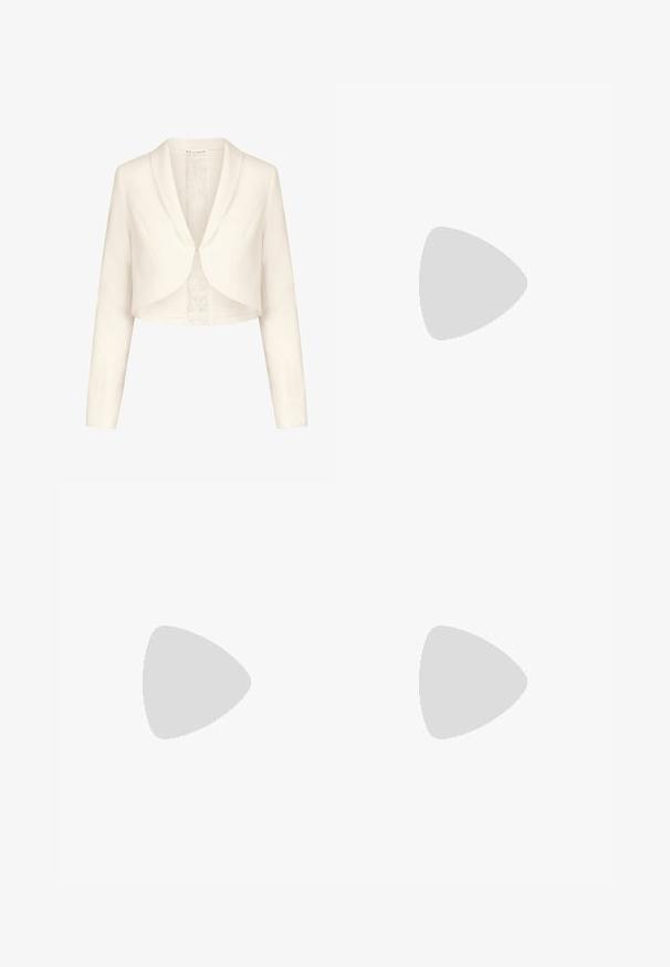 Witte cropped jas met lange mouwen, brede revers en een kanten binnenvoering. Gladde textuur, aansluitende pasvorm en een enkele sluiting aan de voorkant.; Satijnen, lavendelkleurige avondjurk zonder mouwen met een cowl-halslijn, een bloemenaccent op de schouder en een zijspleet voor extra detail.; Beige leren pumps met hoge hak, een spitse neus, een gladde textuur en een slanke stilettohak. Minimalistisch ontwerp zonder extra versieringen.; Crèmekleurige clutch met een glanzend, onregelmatig, bubbelachtig getextureerd oppervlak en een kleine goudkleurige sluiting bovenop.
