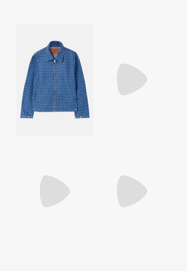 Blauwe geblokte spijkerjacket met een rechte snit. Beschikt over een ritssluiting, twee zijzakken en een klassieke kraag. Gestructureerd stofdetail.; Lichtblauw overhemd met korte mouwen, knoopsluiting, witte en donkerblauwe geometrische kettingschakelpatroon en puntige kraag.; Blauwe spijkerbroek met een herhalend textuurpatroon, vijf zakken en een knoopsluiting in de tailleband. Rechte pijp.; Zwarte leren herenloafer met een lage hak en mocassinstiksels op de teen, zijaanzicht op een effen achtergrond.