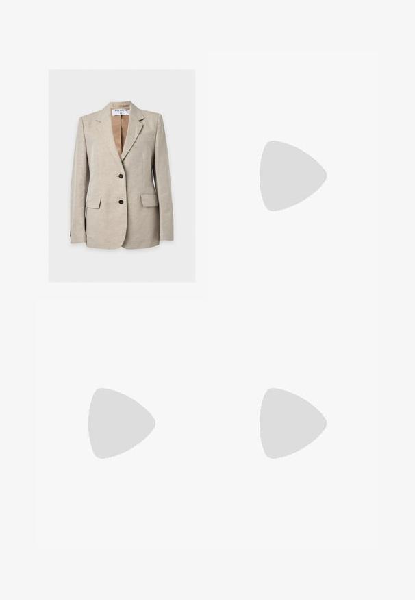 Blazer beige claro a medida con dos botones frontales, solapas con muesca, bolsillos con solapa y etiqueta de marca visible dentro del cuello.; Camisa de pijama de seda en azul claro con patrones de nubes, que presenta un cuello con muesca, cinco botones y dos bolsillos frontales con un ribete en rosa pálido.; Pantalones beige de pierna ancha con cintura elástica y cordón, con bolsillos laterales, exhibidos sobre un fondo blanco.; Sandalia con cuña y plataforma de cuerda trenzada, tiras trenzadas metálicas y hebilla ajustable en el tobillo en tonos beige y dorados.