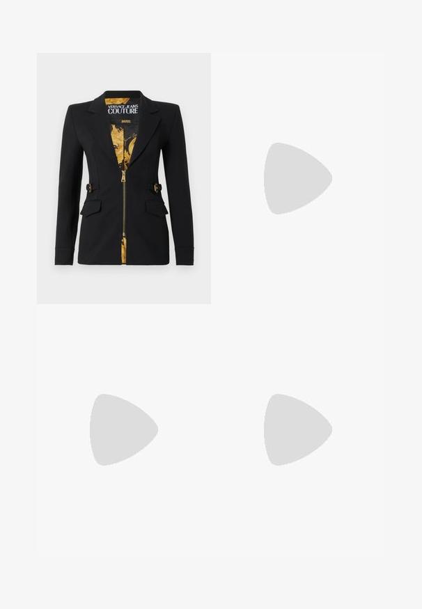 Sort tætsiddende blazer med for af guld barokmønster, frontlynlås, hakkede revers, detaljer med sidestropper og klaplommer.; Sort ærmeløs blazerkjole med en skarp pasform, dobbelt knaplukning og en glat tekstur. Har en lynlåslukning bagpå for nem påklædning.; Sort læder stiletter med spids tå; har et metalisk guldakcent på tåkapperne. Glat overflade med et strømlinet design.; Sort håndtaske med enkelt håndtag, guldlås med ordet LOVE og "Love Moschino" branding på frontklappen.