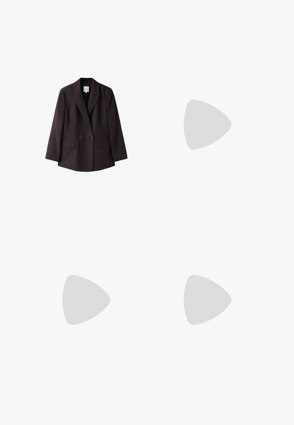 Zwarte dubbelgeknoopte blazer met inkepingkraag, twee knopen, lange mouwen en voorzakken met kleppen, weergegeven op een witte achtergrond.; Bruine geribbelde gebreide trui met een ronde halslijn en lange mouwen, met een textuurstof en een getailleerde pasvorm.; Donkerbruine A-lijn rok met een aangesloten tailleband, gemaakt van een glad, gestructureerd stof, weergegeven op een witte achtergrond.; Hoge donkerbruine suède laars met een lage gestapelde hak en een afgeronde neus, voorzien van een trekkoord aan de bovenkant van de schacht.