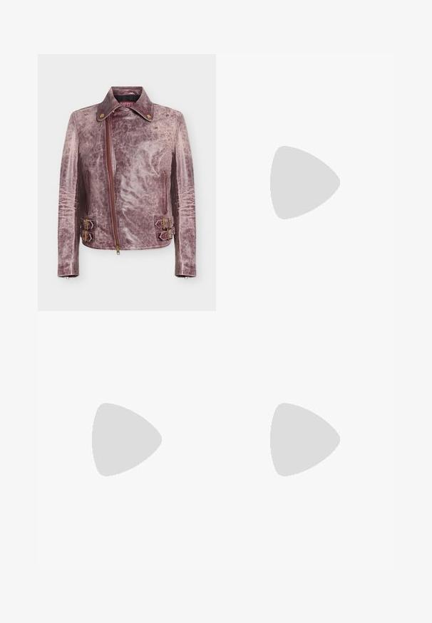 Abgenutzte lila Leder-Bikerjacke mit diagonalem Reißverschluss, Druckknopfkragen, Reißverschlusstaschen und doppelten Schnallen an den Seiten.; Weißes Baumwoll-T-Shirt mit einem bunten grafischen Motiv eines Charakters, der einen Daumen nach oben zeigt, während er Fahrrad fährt.; Graue Jeans aus Denim mit hoher Taille und weitem Bein, ausgewaschen, mit vorderen Taschen, Gürtelschlaufen und Knopfverschluss.; Schwarze Knöchelstiefel aus Wildleder und Leder, mit gerundeter Zehenpartie, kleinem Absatz, silbernen metallischen Akzenten an der Zehenpartie und elastischen Seitenpanelen.