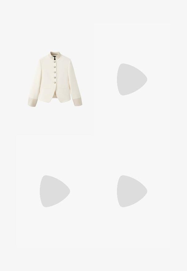 Witte cropped blazer met opstaande kraag, vijf parelknopen aan de voorkant, lange mouwen en twee voorzakken met split.; Crèmekleurige mouwloze top met één schouder, geplooide details en een gedrapeerde naad over de borst en taille.; Witte satijnen slingback schoen, puntige neus, versierd met zilveren beadings. Heeft een slanke, heldere hak en een gestructureerd, decoratief detail op de bovenkant.; Zachte, crèmekleurige leren clutch met geplooid, gerimpeld ontwerp en een dunne schouderriem die vooraan op een effen achtergrond ligt.