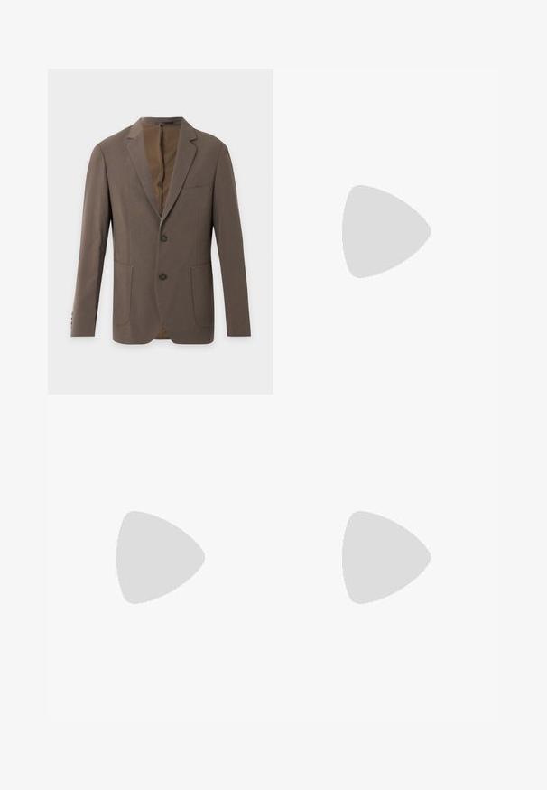 Brun herreblazer med to knapper, reverskrave, brystlomme og to forlommer, vist mod en ensfarvet lys baggrund.; Herre langærmet skjorte i off-white med knaplukning, spidse krave og en diskret broderet logo på venstre bryst.; Beige skræddersyede bukser med lige ben, der har en knaplukning, folder foran og en elastisk talje for komfort.; Sorte læder loafers med en rund tå, prydet med en dekorativ kvast på forsiden og en lav hæl. Glat tekstur med diskret syning.