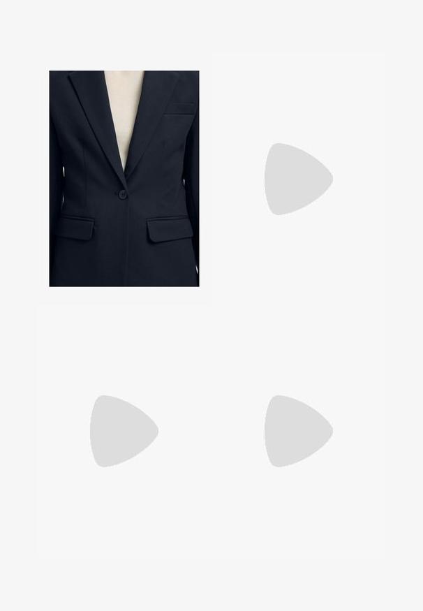 Blazer negro de un solo botón con solapas con muesca, dos bolsillos delanteros con solapa y un bolsillo en el pecho sobre un top beige.; Camiseta blanca de manga larga con rayas horizontales azul marino y escote redondo, con la etiqueta Superdry cerca del dobladillo y en el interior del cuello.; Pantalones de corte recto en color navy, con una textura suave, dos bolsillos delanteros y una cinturilla limpia.; Mocasines de piel negra con una textura suave, que presentan un detalle trenzado en la parte superior y un tacón bajo y redondeado. Diseño y forma simples.
