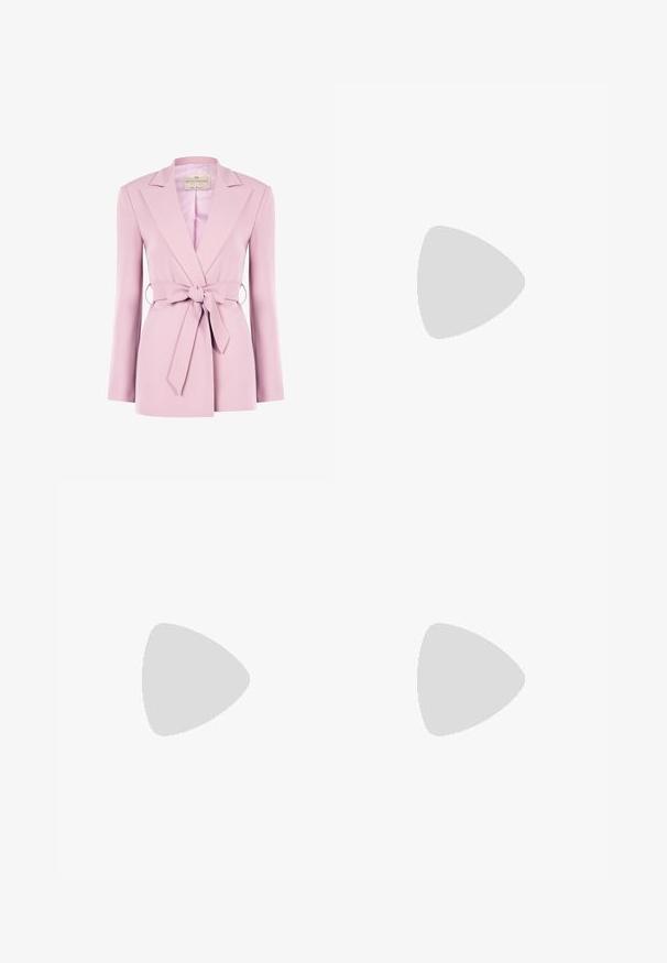 Lichtroze op maat gemaakte blazer met lange mouwen, puntige revers en een tailleband. Heeft een gladde textuur en een op maat gemaakte, gestructureerde ontwerp.; Lichtblauwe bloemenjurk met korte gerafelde mouwen, een V-halslijn en gerafelde details langs de naden en de zoom. Middellange jurk met een vloeiende rok.; Licht mintgroene leren ballerina met een ronde neus, minimalistisch ontwerp en een platte zool, met een gladde textuur en zonder versieringen.; Paarse neplederen schoudertas met gouden hardware, voorvak en geknoopt banddetail. Glad oppervlak en rechthoekige vorm.