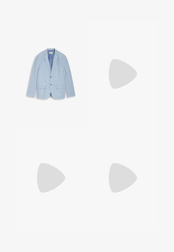 Lyseblå herreblazer med notched revers, to brune knapper, forlommer med klap og en glat foring, vist fladt på en hvid baggrund.; Lyseblå polo skjorte med en ensfarvet marineblå krave, korte ærmer, og et lille stofmærke på brystet, lavet af struktureret bomulds materiale.; Lyseblå, tætsiddende bukser med opbuk ved kanten og sidelommer, kombineret med et tanfarvet læderbælte med en sølvspænde.; Marine espadrille slip-on med vævet jutesål og tekstureret kanvasoverdel. Har et minimalistisk design og elastiske sidepaneler for komfort.