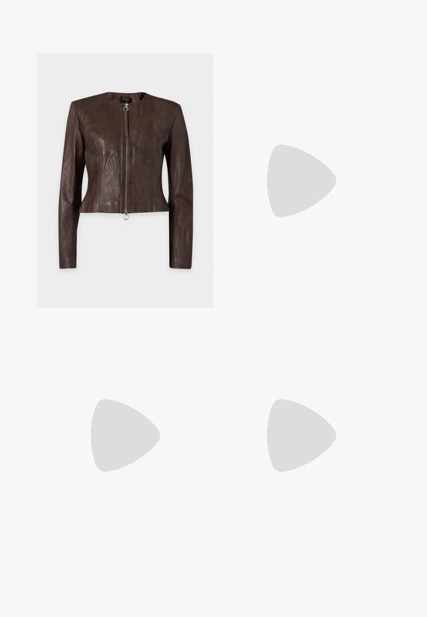 Brun læderjakke med lange ærmer, tætsiddende talje, rund halsudskæring og forlynlås med ringtræk på ensfarvet baggrund.; Sort langærmet crew neck-pullover med et enkelt, tætsiddende design på en lys grå baggrund.; Mørkeblå brede jeans lavet af denim, med høj talje, fem-lomme design og kontrasterende orange syninger langs sømmene.; Sort læder ankelstøvle med rundt tå, blokhæl, lynlås i siden og stikninger på vampsiden. Glat tekstur, klassisk design.