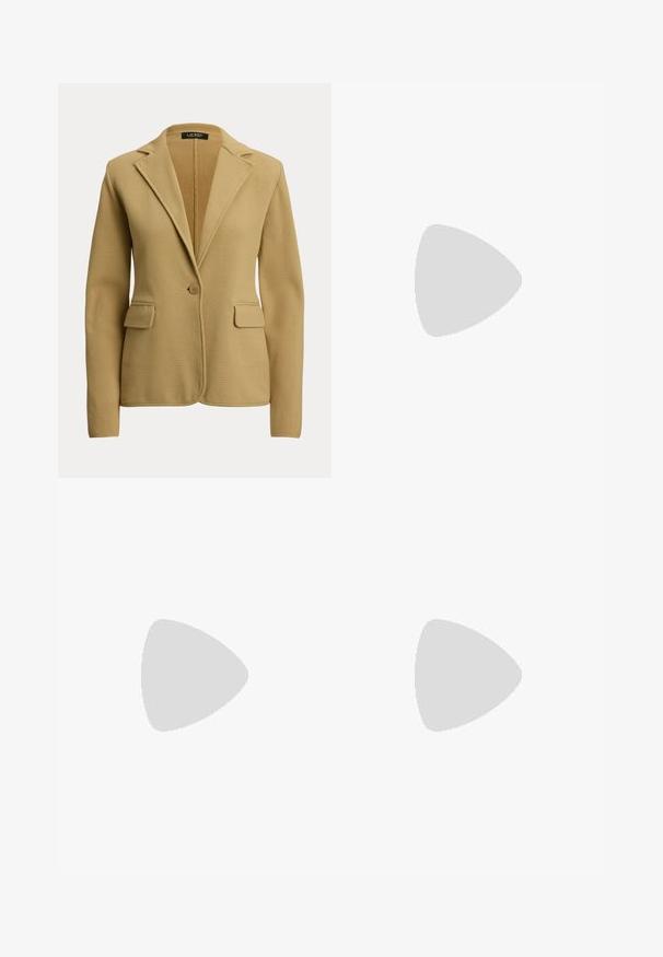 Beiger Ein-Knopf-Blazer mit Kerbkragen, zwei Pattentaschen und langen Ärmeln, aus gestricktem Stoff.; Hellbeiges Satin-Hemd zum Knöpfen, mit einem dezenten Präge-Muster, langen Ärmeln und einem klassischen Kragen.; Braune, maßgeschneiderte gerade geschnittene Hose mit Gürtelschlaufen und einer Bügelfalte in der Mitte jedes Beins, flach auf weißem Hintergrund gezeigt.; Nackter Pumps aus Lackleder mit spitzer Zehenpartie, schlanker Silhouette und Stöckelabsatz, ausgestattet mit einer glatten, glänzenden Oberfläche.