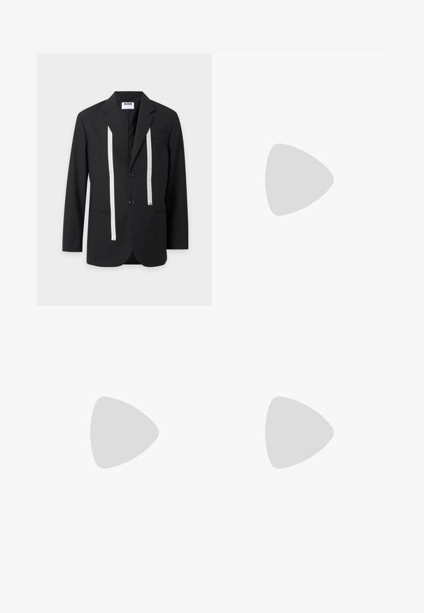 Sort Moschino blazer med to forreste knapper og en hvid målebånd hængende ned foran på en ensfarvet lys baggrund.; Hvid langærmet skjorte lavet af glat stof, med klassisk krave, knaplukning og en diskret broderet logo nederst til venstre.; Sorte bomuldsbukser med lige ben-design, der har en frontknaplukning og sidelommer, glat tekstur, ingen synlige mønstre.; Sorte læder dress sko med en poleret finish, rund tå, fem snørehuller og en flad gummi sål. Glat tekstur med minimale detaljer.