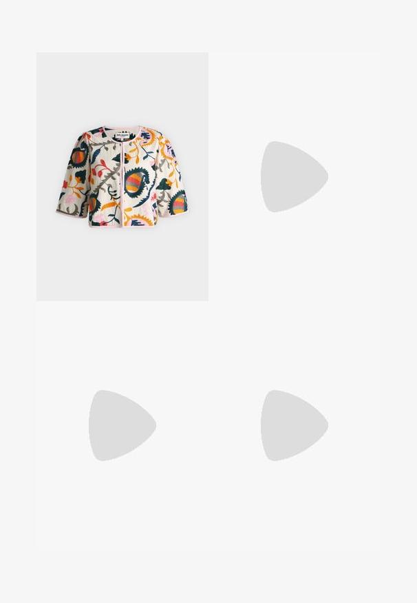 Veste blanche avec une grande broderie florale colorée, manches trois-quarts, col rond et fermeture boutonnée devant.; Débardeur en satin, orné d'un motif abstrait coloré dans des tons de rose, d'orange et de violet, avec un design drapé à l'avant.; Jupe midi à motif léopard en tissu doux, avec une silhouette fluide, une ceinture noire et un motif varié marron et noir.; Bottine dorée avec une texture brillante froissée, un bout pointu et un talon fin. Conception hauteur cheville avec fermeture éclair à l'arrière.