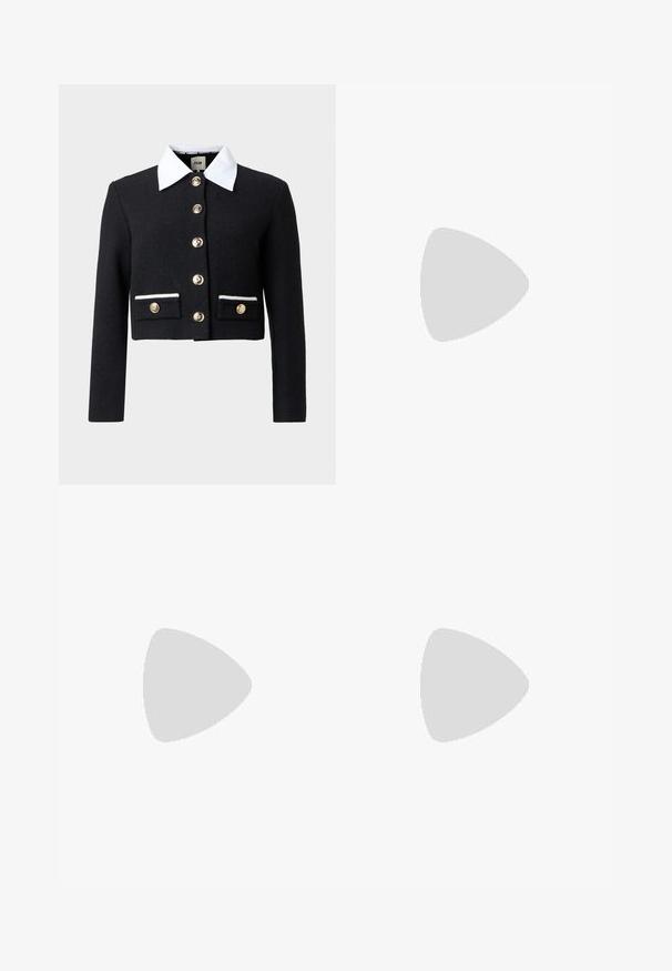 Čierna krátka bunda s bielym špicatým golierom, zlatými gombíkmi vpredu a na dvoch predných vreckách s bielym lemom.; AERON ABIGAIL SHIRT - Blúzka so zapínaním na gombíky - silver; Čierna plisovaná mini sukňa vyrobená z textúrovanej látky, ktorá má dve predné vrecká a akcenty zlatého tónu na gombíkoch.; Čierne kožené lodičky s textúrou krokodílej kože, špicatou špičkou a malým zlatým akcentom na priehlavku; majú mierne podpätky.