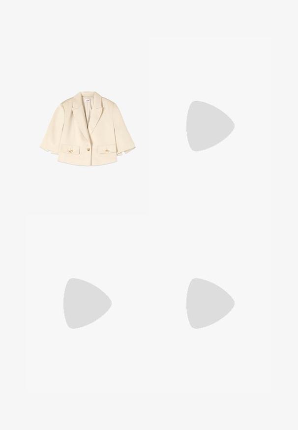 Beige kort blazer med brede revers, trekvartærmer, to frontlommer med klap og guldknapper samt en enkelt guldknaplukning.; Stropfri, knælængde koralfarvet kjole med tætsiddende krop, markeret talje og udvidet plisseret nederdel.; Nøgen flad sko med en blank sort patenttå og en lille sort hæl. Har diskret branding på hælen og en glat tekstur.; Perlekæde med runde, hvide perler med en glat tekstur. Afsluttet med en guldtonet lås til lukning.