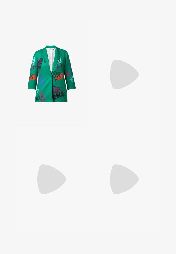 Grøn blazer med et struktureret design, der har forskellige farverige grafiske prints, herunder hjerter og stjerner. Lavet af et glat stof.; Gennemsigtig skjorte med knapper, der har et farverigt fotografisk tryk af mennesker i dynamiske positurer, med klassisk krave og lange ærmer.; Lyserøde og hvide ternede bukser med elastisk talje, cropped længde og en let bølget kant. Fremstillet af let ribbet stof.; Kraftig sort platformstøvle med beige overdel, perledekorationer langs sålen og manchet, voluminøs kant og trykt mørk panel foran.