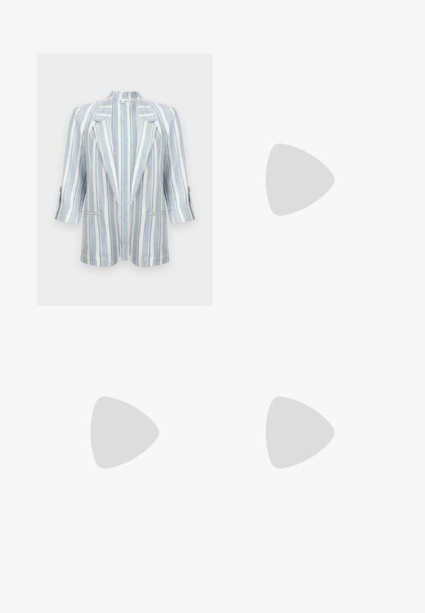 Witte blazer met verticale lichtblauwe strepen, reversed revers, driekwart mouwen, knoopmanchetten en twee voorzakken.; Lichtblauwe gelaagde jurk met een V-hals, dunne bandjes, gemaakt van een lichte stof, met een subtiel stippenpatroon overal.; Beige sandalen met hoge hak en een puntige neus, voorzien van drie voorste bandjes en een dunne enkelband met een gesp. Gladde textuur, minimalistisch ontwerp.; Witte handtas van gevlochten leer met een afgeronde handgreep en uiteinden van de band die geknoopt zijn, afgebeeld tegen een effen achtergrond.