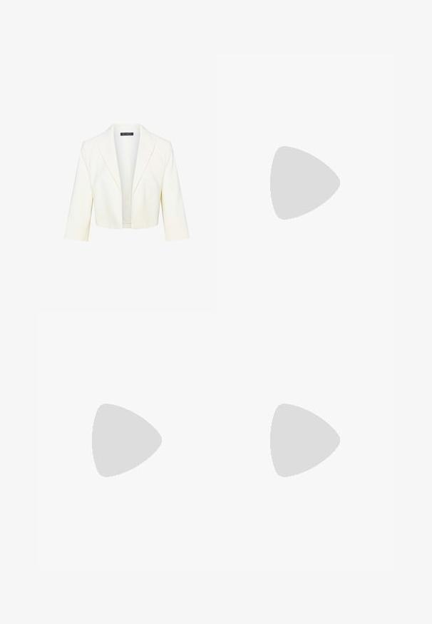 Afskåret cremefarvet blazer med en skarp krave, åben front og trekvart ærmer. Fremstillet af et glat stof med minimale syninger.; Strapless kjole i creme med præget blomsterdesign i lys beige. Tætsiddende design, glat tekstur, knælængde klip, og ingen synlige lukninger.; Metallisk bronzefarvet sko med spids tå, mellemhøj hæl, udskårne sider og snøredetalje foran, vist mod en hvid baggrund.; Clutchpung i gyldent stof med plisseret tekstur, sølvramme og stor perleknap med mindre perler langs kanterne.