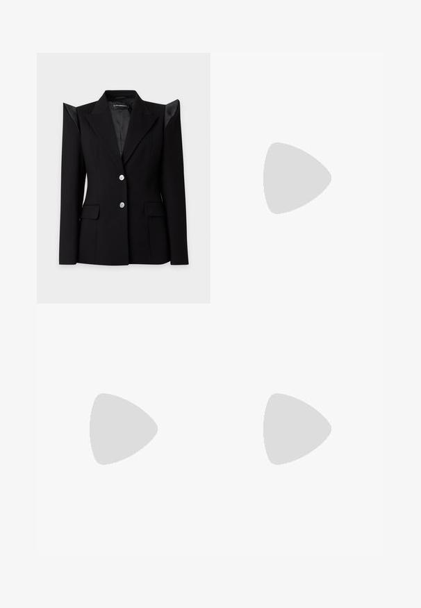 Zwarte op maat gemaakte blazer met scherpe puntige schouders, twee zilveren knopen, ingesneden revers en klepzakken op een lichte achtergrond.; Zwart mouwloos leren jurk, met een getailleerd ontwerp, knie-lange snit en een subtiele split aan de voorkant. Details van een rits aan de achterkant.; Zwarte lakleren high heel pump met een spitse neus, slank ontwerp en een smalle stiletto hak, met een gladde, glanzende textuur.; Zwarte rechthoekige leren crossbodytas met verstelbare schouderriem, bovenrits en klein gouden Calvin Klein-logo aan de voorkant.
