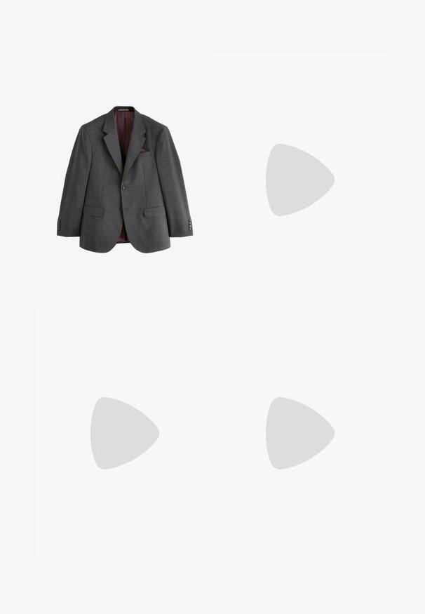 Donkergrijs heren kostuumjasje met ingezette revers, twee voorzakken met klep, één borstzak met een donkerrood pochet en drie knopen op elke manche.; Wit overhemd met lange mouwen en klassieke kraag, gemaakt van gladde stof, voorzien van een knoopsluiting aan de voorkant en een afgeronde zoom.; Grijze broeken gemaakt van een gestructureerde stof, met een knoopsluiting, riemlussen en omgeslagen zoom. Inclusief zij- en achterzakken.; Zwarte leren dresschoenen met een gladde afwerking, ronde neus, vetersluiting en een lage gestapelde hak. Subtiele stikselaccenten zichtbaar.