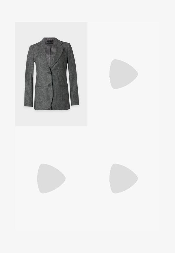 Blazer gris à carreaux avec deux boutons devant, revers à crans et manches longues, posé à plat sur un fond gris clair.; Haut camisole en satin blanc avec fines bretelles spaghetti et décolleté en V, présenté à plat sur un fond neutre.; Pantalon noir taille haute, jambes droites, avec larges passants de ceinture et fermeture avant dissimulée sur un fond clair.; Escarpin stiletto noir à talon haut avec bout pointu et texture lisse, présenté de profil sur un fond clair uni.