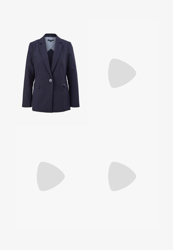 Blazer marine à la coupe structurée, fermeture à un bouton, deux poches avant et une doublure intérieure rayée contrastante. Coupe ajustée.; Haut à manches longues rayé en blanc et bleu marine, avec un col bateau et une coupe décontractée. Fabriqué en coton doux avec des ourlets cousus.; Pantalons bleu marine avec une coupe droite, devant plat, deux poches latérales et une texture lisse. Aucun motif ou accent visible.; Manteau trench en cuir noir avec des boutons et une ceinture, associé à un pantalon ajusté marron clair et des mocassins noirs, assis sur un tabouret en bois.