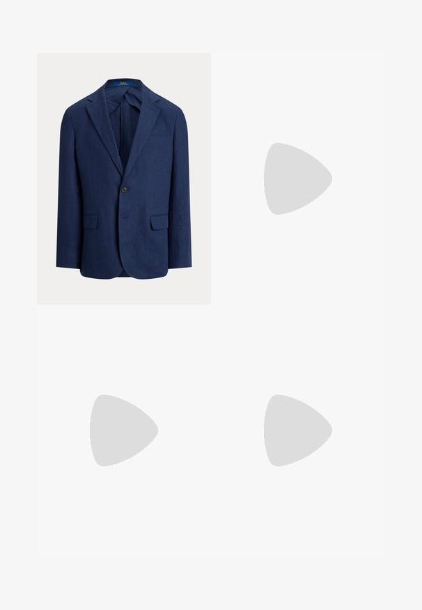 Pánsky námornícky modrý blejzer s jedným gombíkom, zárezovými klopami, vreckami s klopou a viditeľnou značkou Polo Ralph Lauren vo vnútri goliera.; Zložená biela košeľa s námorníckymi zvislými pruhmi, golier s gombíkmi a vyšívané logo Polo Ralph Lauren na hrudi.; Béžové nohavice s rovnými nohavicami, pútkami na opasok, predným zipsom a ohrnutými lemami, zobrazené na jednofarebnom svetlom pozadí.; Čierny kožený mokasín s hrubou drsnou podrážkou a malou zelenou značkou "Polo" na vonkajšej strane pri päte.
