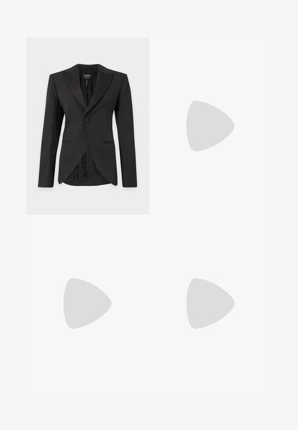 Zwarte, op maat gemaakte damesblazer met een knoopsluiting, ingesneden revers, voorzakken en kantvoering aan de binnenzijde.; Zwarte korte mouwen top van zacht stof, met een ronde halslijn en een aansluitende vorm met subtiele schouderaccenten. Etiket zichtbaar.; Zwarte broek met een recht gesneden ontwerp, voorzien van plooien, zijzakken en een gladde textuur. Gemaakt van een lichtgewicht stof.; Zwarte leren hoge hak pump met een spitse neus, voorzien van een dunne zilveren ketting enkelband en een strakke, gladde textuur.