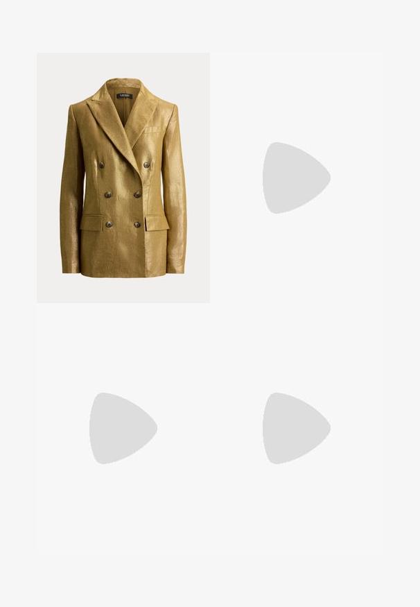 Goudkleurige metallic double-breasted blazer met inkeping revers, zes knopen, klepzakken en gestructureerde schouders, weergegeven op een eenvoudige achtergrond.; Een één-schouder spencer in lichtbeige, met een textuurontwerp en sprankelende accenten, en een lange mouw aan één kant.; Metallisch olivegroene midi-skirt met een knoopdetail op de taille, gemaakt van een glanzende, rekbare stof die soepel valt.; Beige pump met hoge hak en spitse neus, versierd met kleine en grote iriserende steentjes en een smalle naaldhak.