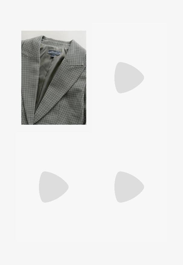 Blazer de cuadros gris con un forro verde liso, que cuenta con un cuello con muesca y hombros estructurados. La etiqueta dice "NEXT."; Suéter negro de cuello alto hecho de suave tejido de punto. Presenta mangas largas, un corte relajado y un diseño de cuello alto. Sin patrones ni adornos.; Vaqueros de mezclilla azul claro de pierna ancha con cintura alta, dobladillo sin rematar y dos bolsillos delanteros. Presentan áreas ligeramente desgastadas para dar textura.; Botas de tobillo de cuero negro con punta redonda, diseño con cordones, textura suave y suela de goma resistente. Apariencia minimalista y elegante.