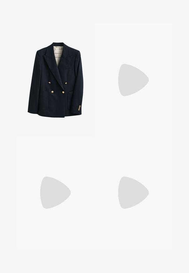Mørkeblå dobbeltradet blazer med guldknapper, brede revers, to forlommer og en skræddersyet pasform.; Hvid, kortærmet t-shirt lavet af bomuld. Har en rund halsudskæring og en tætsiddende form. Lappen læser "URBAN CLASSICS."; Blå denim jeans med lige ben-design, der har knap- og lynlåsgylpter, fem lommer og subtilt slid i vasken.; Sorte læder loafers med en fletdetalje foran, flad gummisål og syede detaljer langs kanten.