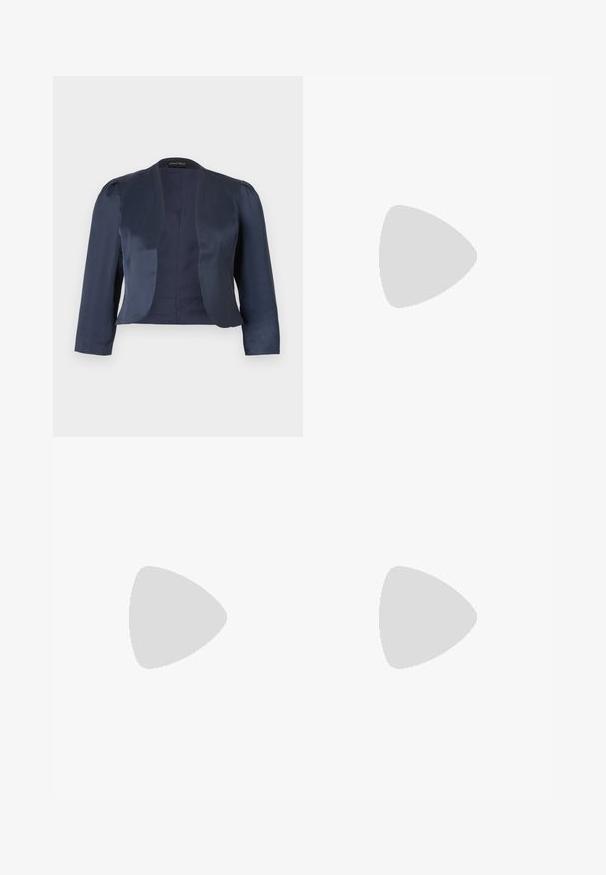 Blazer azul marino corto de corte abierto con mangas largas y hombros ligeramente acolchados, hecho de tela satinada suave.; Blusa sin mangas blanca con un diseño envolvente, que presenta un detalle decorativo en forma de anillo en tono dorado en el hombro derecho.; Pantalones rectos negros a medida con cintura alta y pliegues frontales, exhibidos sobre un fondo liso.; Zapato de charol negro de tacón alto, tipo slingback, con punta afilada, correa ajustable en el tobillo y lados abiertos. Textura lisa.