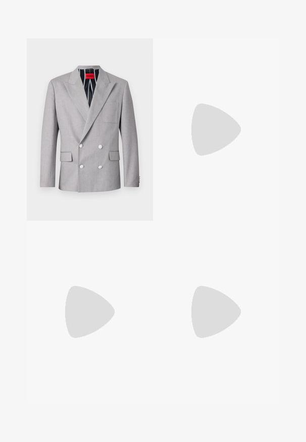 Blazer gris à double boutonnage en tissu texturé. Doté de revers en pointe, de deux poches avant et de boutons blancs. Doublé avec un motif rayé.; Chemise blanche à manches longues avec boutons, col boutonné et poignets standards, présentée sur un fond gris clair uni.; Pantalons noirs en tissu lisse, avec une coupe droite, des plis à l'avant et une fermeture à bouton avec passants de ceinture.; Mocassin homme en cuir noir avec couture moc toe, bride penny, col texturé et petit talon empilé sur fond blanc.
