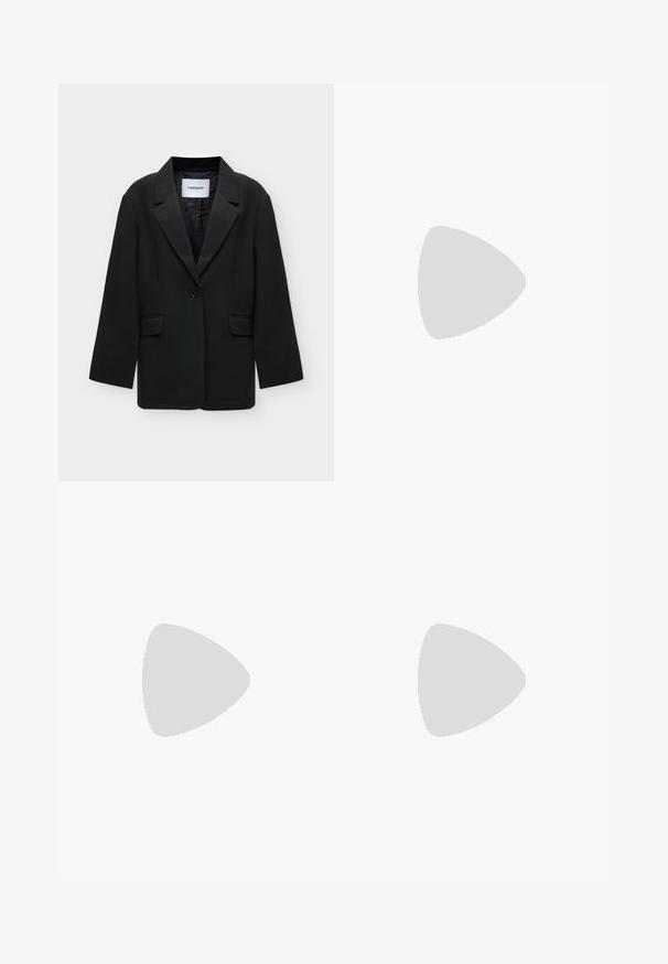 Sort enkelt-knaps blazer med hakreverser og klaplommer, mærket "TOPSHOP" på den indvendige krave, vist på en hvid baggrund.; Overdimensioneret hvid skjorte med lange ærmer, spidst krave, forlommer og let buet nederkant.; Sorte breddebenede bukser med en plisseret design, lavet af glat stof. Har en høj talje og en afslappet silhuet.; Sorte læder loafers med en chunky tekstureret sål, der har en rem over vamps og en glat, poleret finish.