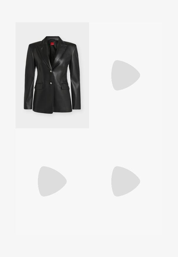 Sort skræddersyet faux læder blazer med hakrevers, to forlommer med klapper og to sølvknapper, mærket Hugo indeni kraven.; Sort, ærmeløs kjole med V-udskæring og blank, reflekterende overflade; har en central lynlås og minimalistisk design.; Knæhøje sorte patentlæderstøvler med spids tå, guld hardware detaljer og en chunky hæl. Glat, skinnende overflade med minimal pynt.; Sort blank Calvin Klein håndtaske med gyldent lynlås og kort rem mod en ensfarvet hvid baggrund.