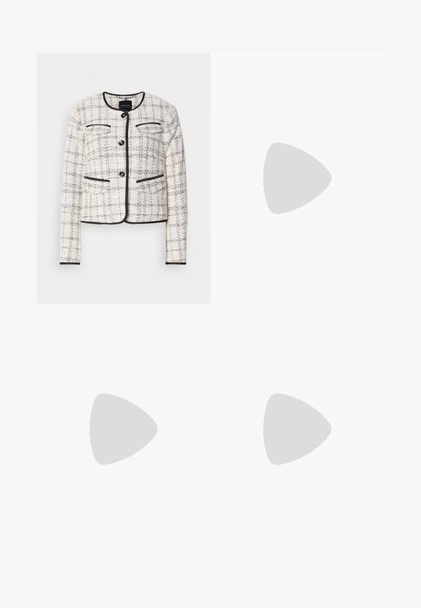Veste pour femme en tweed blanc et noir avec col rond, quatre boutons noirs, poches à rabat décoratives, ourlée de passepoils noirs.; Chemise blanche à manches courtes, à boutons, avec un col pointu et un ourlet arrondi. Fabriquée en coton, elle possède une texture lisse et sans motifs visibles.; Un pantalon noir avec une coupe droite, fabriqué en tissu lisse. Présente des accents zippés sur les côtés inférieurs. Un style épuré et minimaliste.; Chaussure plate en cuir noir avec un bout pointu et une bride latérale, ornée de ferrures argentées. Texture lisse sur un fond de tapis neutre.