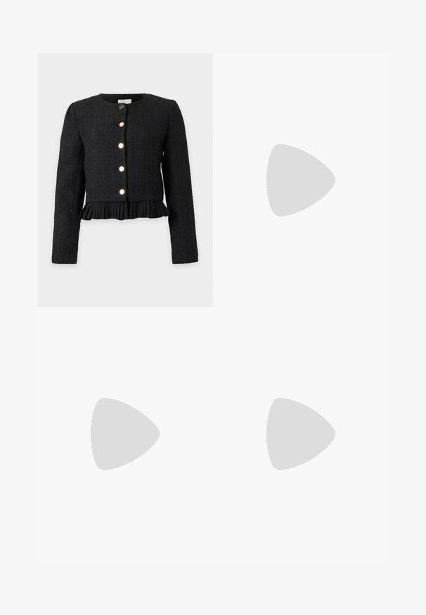 Veste courte noire texturée avec manches longues, encolure ronde, boutons dorés sur le devant et bord plissé à l'ourlet.; Top en maille côtelée noire à manches courtes avec un col rond et une coupe ajustée, présenté sur un fond gris clair.; Pantalon blanc à jambes larges avec une taille haute, doté d'une ceinture assortie avec une boucle dorée et des passants de ceinture.; Ballerines en cuir noir avec un bout rond, présentant un accent en forme de coquillage doré métallique à l'avant. Texture lisse, talon bas.