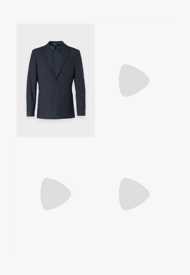 Selected SLHSLIM STRUCTURE - Bleiserjakk - dark blue; Valge pika käiga puuvillane särk, millel on nööpidega krae, vasakul rinnal roheline broderi logo ja sirged mansetid.; Kreemikooreline kohandatud pükste paar, millel on sirge lõige ja mis on valmistatud tekstuursusest kangast. Omab vöökinnitusi ja lukuotsa ees.; Noor mees tumedas nahktakšis ja teksades istub puidust pingil, kaldub ette, käed rüpes, vaatab valgel taustal küljele.