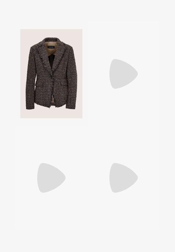 Veste en tweed marron et bleu texturé avec revers crantés, fermeture par un bouton noir unique, poches avant et bords effilochés à l'ourlet et aux poignets.; Pull en maille jaune moutarde avec un col remonté en côtes, des manches raglan et un ourlet côtelé. Présente un petit logo métallique en accent.; Pantalons à carreaux marron avec une coupe ajustée, présentant des plis, une fermeture à bouton et des ourlets retroussés. Tissu texturé avec des accents orange.; Mocassin homme en suède marron avec pampille, talon bas empilé et couture moc toe, vue latérale sur fond blanc.