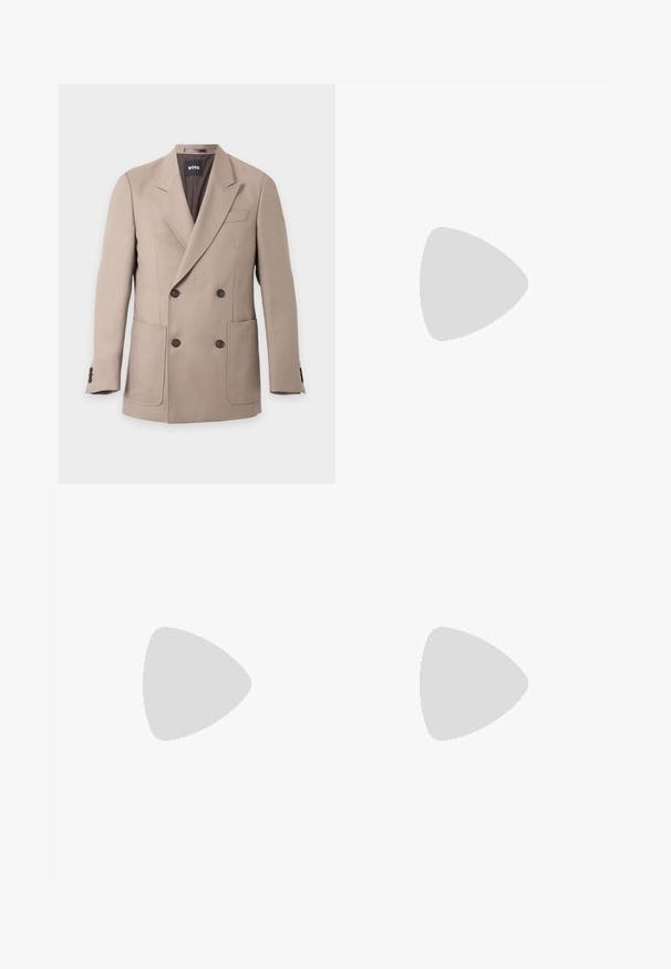 Blazer beige croisé avec de larges revers, quatre boutons foncés, deux poches avant et une poche poitrine, présenté sur un fond uni.; Chemise blanche à manches longues avec boutons et col pointu, présentée sur un fond gris clair uni.; Pantalons marron sur mesure avec une coupe droite, plis simples, passants de ceinture et fermeture à bouton sur le devant. Tissu lisse avec une texture mate.; Mocassin homme en cuir marron foncé avec dessus texturé et petit talon noir sur fond uni gris clair.