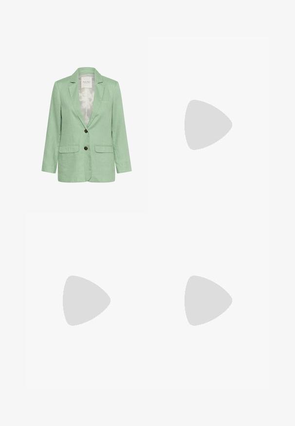 Hellgrüner Leinenblazer mit schalähnlichem Kragen, zwei vorderen Taschen und zwei braunen Knöpfen. Verfügt über ein glattes Innenfutter.; Beige ärmelloses Halsbandoberteil aus glattem Stoff mit hohem Kragen und einem Reißverschluss auf der Rückseite, das ein minimalistisches Design ohne sichtbare Muster aufweist.; Schwarze weite Hose mit einem elastischen Bund und Kordelzug. Hergestellt aus einem glatten Stoff ohne sichtbare Muster oder Beschläge.; Beiger Slingback-Pumps mit spitz zulaufender Schuhspitze, schwarzem Besatz und Schnallendetail. Glattes Material mit matter Oberfläche, mittelhoher Blockabsatz.