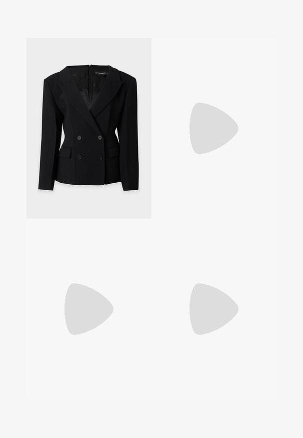 Blazer noir cintré à double boutonnage avec revers à cran, quatre boutons devant et deux poches à rabat, présenté sur un fond gris clair.; Haut asymétrique blanc avec une seule bretelle, texture lisse, design ajusté et look épuré et minimaliste. Pas de motifs ou d'accents supplémentaires.; Pantalons larges noirs en tissu lisse. Dotés d'une taille plate avec passants de ceinture et d'une finition soignée aux ourlets.; Bottine en cuir noir à bout pointu, forme structurée et petit talon. Dispose d'une fermeture éclair latérale et d'un design minimaliste.