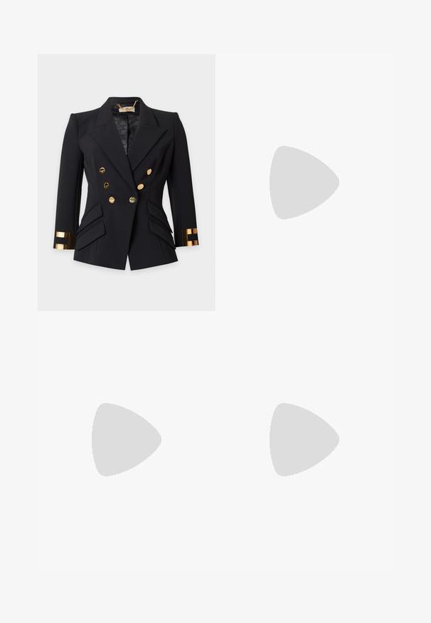 Blazer noir cintré à double boutonnage avec boutons dorés et accents dorés brillants sur les poignets, avec épaules structurées et poches à rabat à l'avant.; Robe noire cintrée sans manches avec des rayures horizontales texturées et duveteuses et un décolleté carré, étiquetée Moschino.; Escarpin noir en cuir verni avec un design à bout pointu,Featuring une section découpée et une sangle élastique embossée du nom de la marque.; Sac en cuir noir avec une poignée torsadée, accent en chaîne dorée et forme arrondie. Présente une texture lisse et une fermeture éclair.