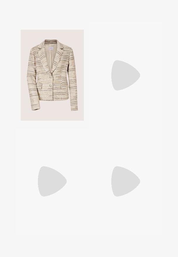 Beige en crèmekleurige tweed damesblazer met lange mouwen, twee knopen, een notch-reverskraag en voorzakken.; Witte blouse met lange mouwen, voorzien van een kanten hoge kraag en manchetten, met een verticale kanten bies langs de achterkant in het midden.; Bruine katoen rok met een aansluitende taille, twee zijzakken en een rechte snit. De stof heeft een zachte textuur en een subtiele glans.; Donkerbruine leren loafer met franje-detail en gouden gesp op een neutrale achtergrond, zijaanzicht.
