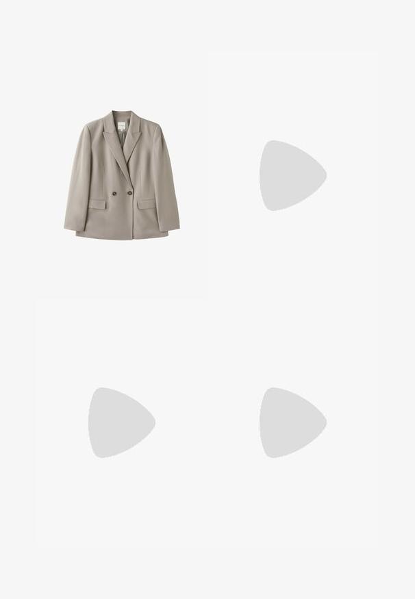 Lysebeige dobbeltradet blazer med to knapper, hakkede revers, lange ærmer og to forlommer med klap, vist på hvid baggrund.; Ærmeløs hvid bluse med subtil struktureret stof, en lille nøglehul ved baghalsen og et lille metallogo nær kanten.; Hvide, vidde, korte bukser med høj talje og uden synlige lukkemekanismer eller lommer.; Beige mule med spids tå, mellemhøj buet hæl og minimale syninger nær åbningen på hvid baggrund.