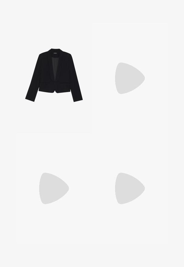 Zwarte cropped jas met een geknipte revers, lange mouwen en twee voorkruiszakken. Gemaakt van een gladde stof en heeft een getailleerd ontwerp.; Zwarte coltrui met lange mouwen, gemaakt van een gladde, rekbare stof. Heeft een aansluitend ontwerp en een hoge kraag. Minimalistische stijl, zonder zichtbare patronen.; Zwarte rechte jeans met vijf zakken, een knoop aan de voorkant en riemlussen, weergegeven tegen een witte achtergrond.; NA-KD Klassieke pumps - black