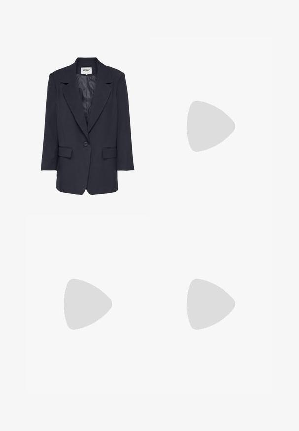 Blazer azul marino hecho de una tela suave, con cuello con muescas, cierre de un solo botón y dos bolsillos frontales. Mangas de corte recto.; Camiseta blanca de manga corta hecha de algodón liso, con escote redondo y forma ajustada. Diseño clásico, sin estampados ni adornos.; Pantalones a rayas en verde y azul marino con un diseño de pierna recta y una cintura elástica. La tela tiene una textura suave y presenta un clásico patrón de cuadros.; Zapato náutico de cuero marrón con cordones, detalles de costura y logo de Timberland en el lateral, mostrado sobre un fondo blanco.