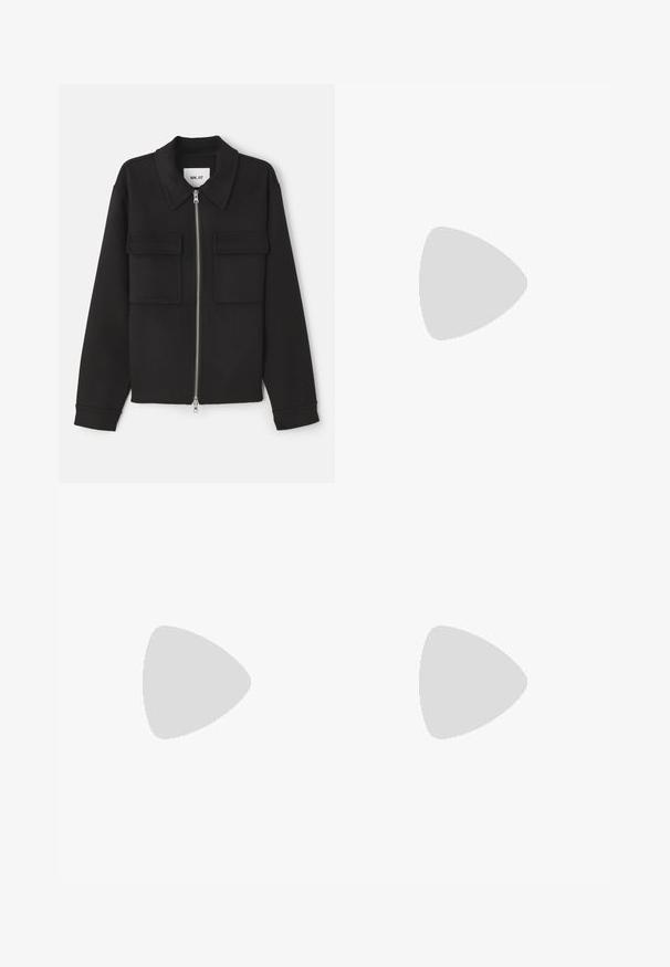 NN.07 ALBAN - Lichte jas - black; Donkerbruin gebreide trui met een ronde halslijn, lange mouwen, geribbelde manchetten en zoom, een gladde textuur en een minimaal merklabel.; Zwarte, hoog getailleerde, op maat gemaakte broek met riemlussen, voorplooien, knoopsluiting en rechte, wijde pijpen op een lichte achtergrond.; Zwarte leren enkellaarzen met een spitse neus, elastische zijpanele, verticale stiksels en een lage blokhak.