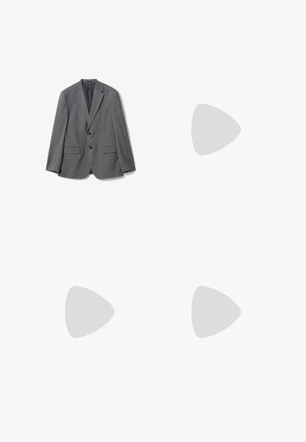Chaqueta de traje gris de hombre de un solo botón con dos botones negros, solapas con muesca, dos bolsillos con tapa y un bolsillo en el pecho, mostrada plana sobre fondo blanco.; Camisa blanca lisa de manga larga con cuello puntiagudo y botones frontales, mostrada sobre un fondo blanco.; Pantalones ajustados de color gris oscuro con bolsillos laterales y tiras ajustables en la cintura con botones, ajuste recto y entallado.; Mocasines de cuero negro con una textura suave, que cuentan con una hebilla decorativa, combinados con pantalones negros a medida sobre un suelo de madera.